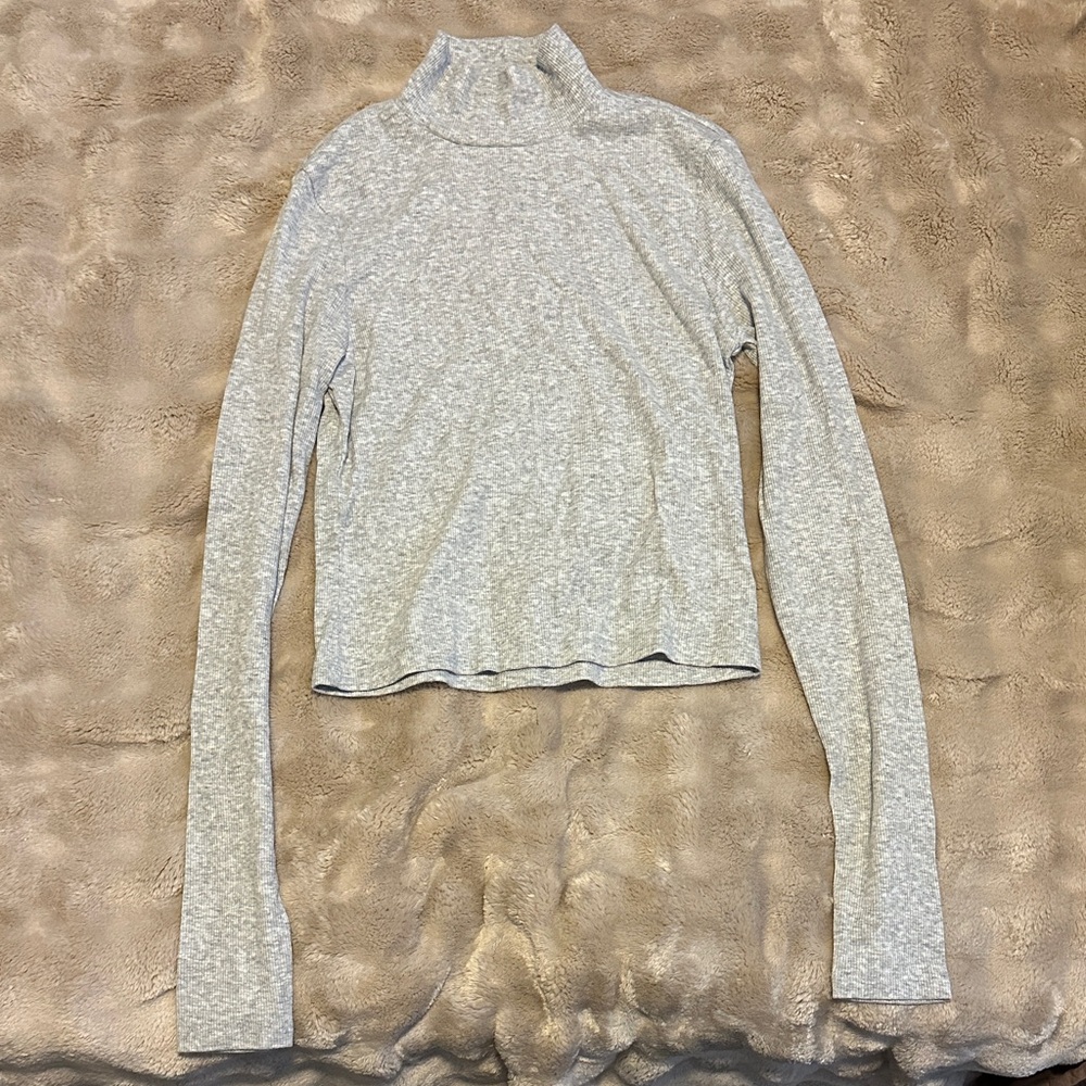 American Eagle Outfitters Light Gray Long Sleeve Tee